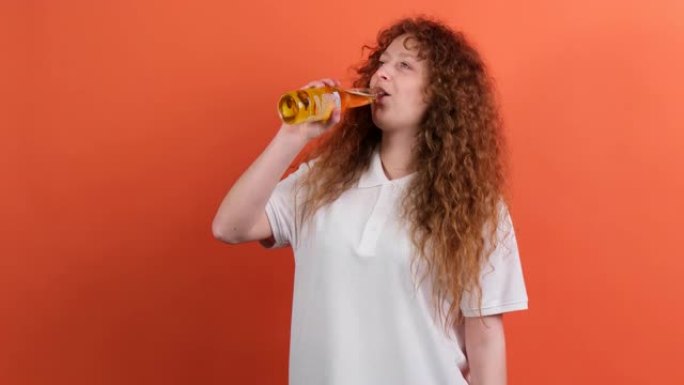 特写视频，一名红头发的球迷女子拿着一瓶啤酒，在最喜欢的球队比赛中喝酒。