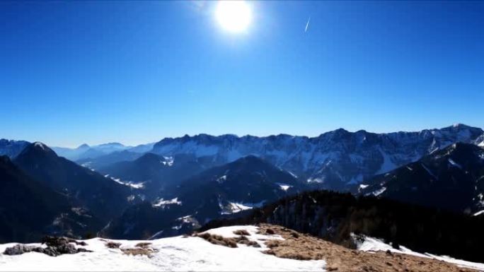 奥地利卡林西亚卡拉万克斯雪山山峰费拉彻角的风景。山谷的泽尔普法尔山村。弗赖贝格，韦塔茨查。朱利安·阿
