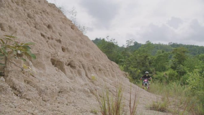 摩托车越野赛车手准备在泥泞的赛道上比赛