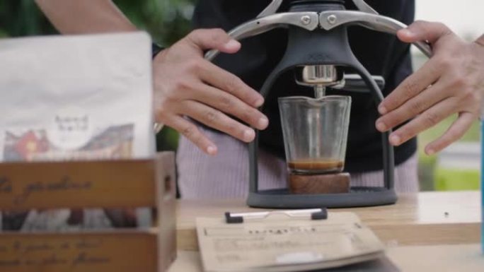 准备为顾客煮咖啡的企业家。