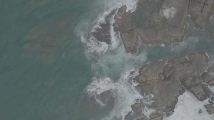 海浪撞击海洋中的岩石。一幅和平的自然画卷。水中岩石的鸟瞰图。海洋和陆地的交汇点。120 fps视频，