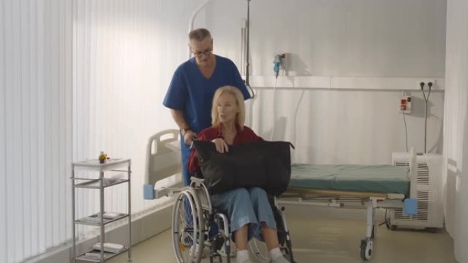 男性有序推挤老年女性患者坐轮椅出院