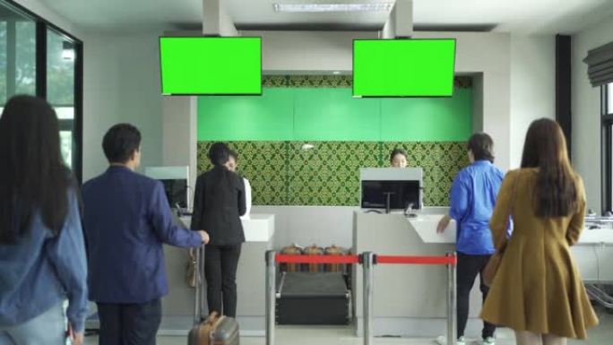 4k乘客在带电视和绿屏监视器的航空公司柜台办理登机手续