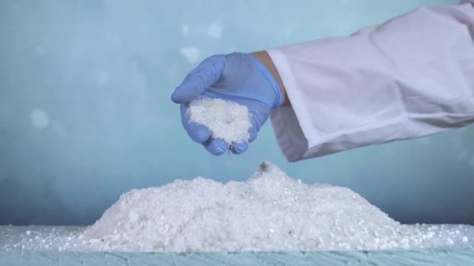 白色颗粒试剂防冰剂，实验室手套手