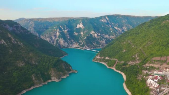 在黑山Puzine市附近的Piva湖上有碧绿的水和美丽的绿色山脉。