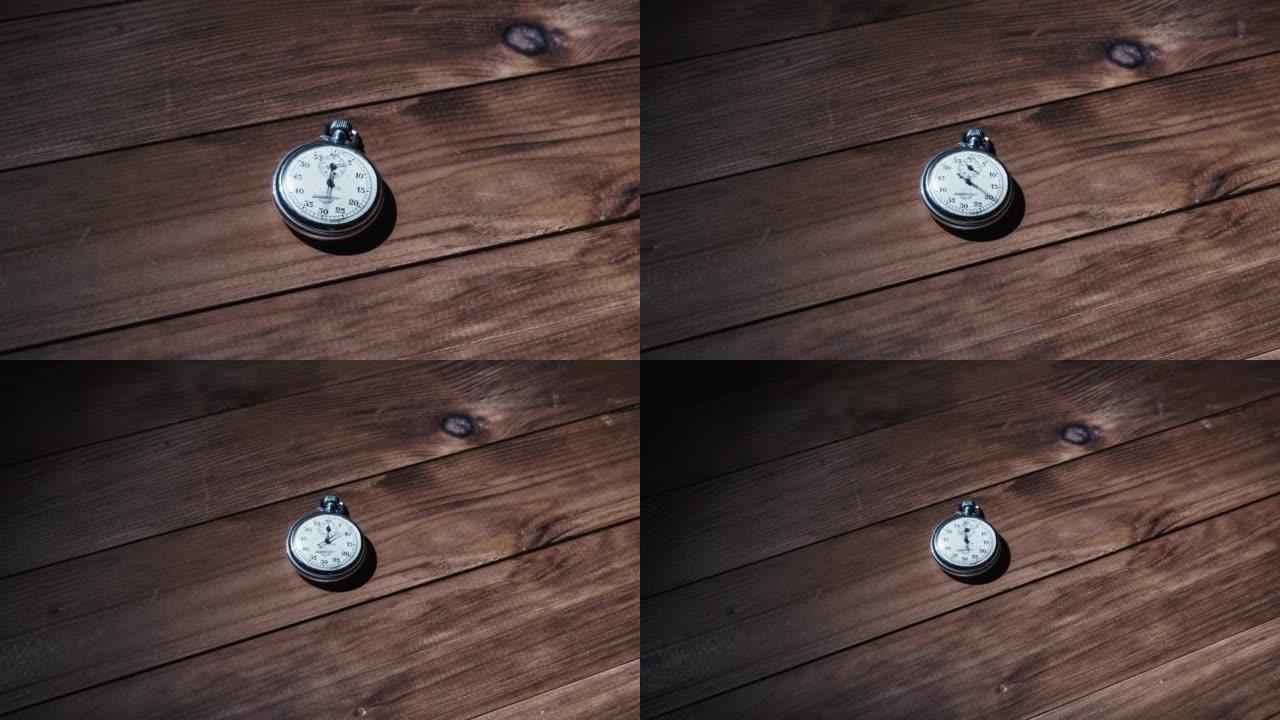古董秒表躺在木桌上，数着秒数，延时