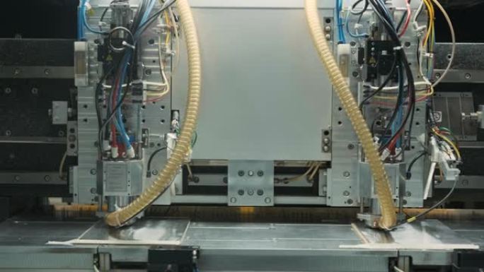 印刷电路板的底座在工厂的数字设备上加工