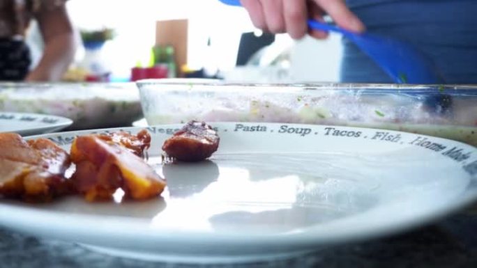 一天中，几个朋友在4k的海滨别墅里煮酸橘汁腌鱼的盘子与红薯的特写镜头