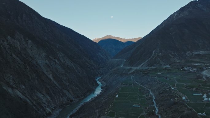 西藏林芝怒江大峡谷月升察瓦龙乡