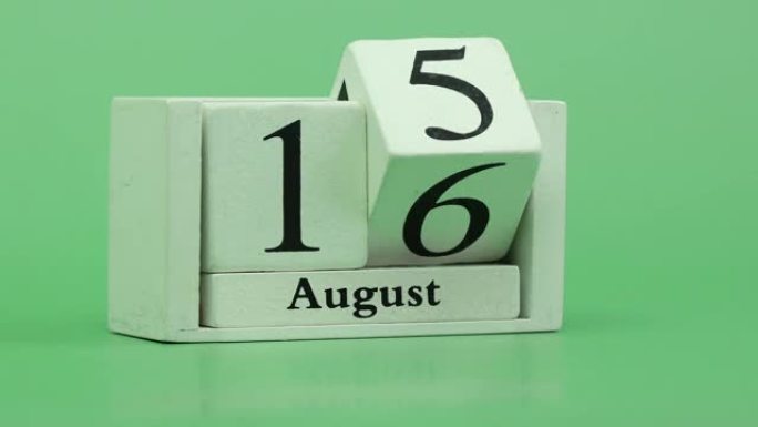 8月月份日历4k停止运动通过手工木制日历在一个月内快速的时间节奏，日期月份和日期放在木桌上