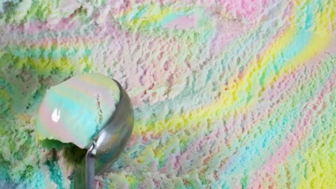 用勺子舀彩虹冰淇淋。