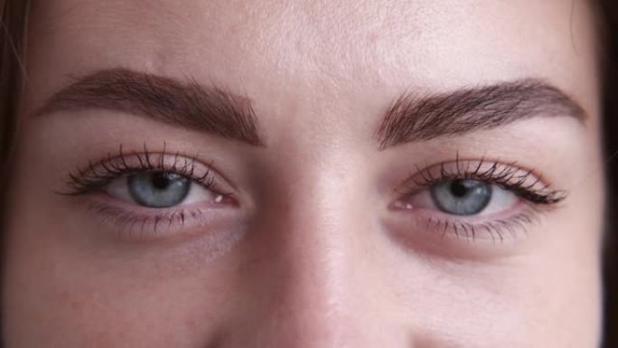 眼科检查女性蓝眼睛宏观视图