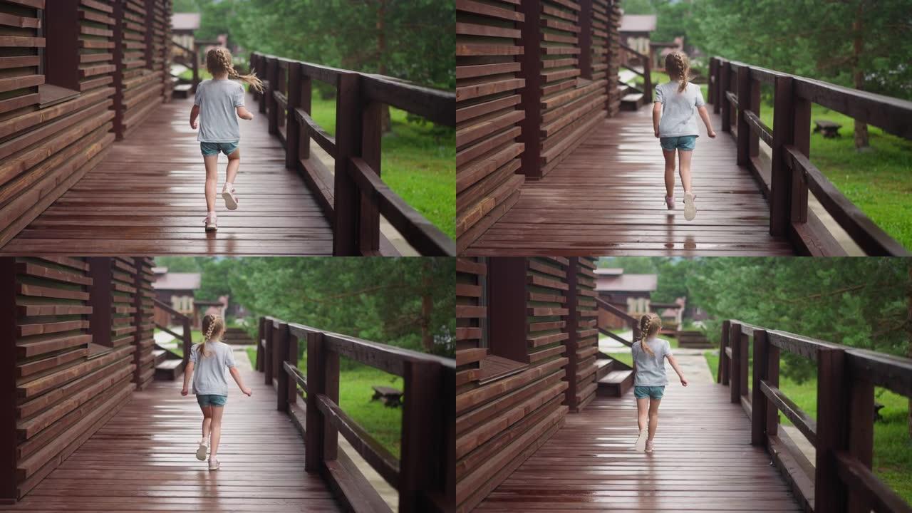 穿着短裤的小女孩沿着露台享受自由