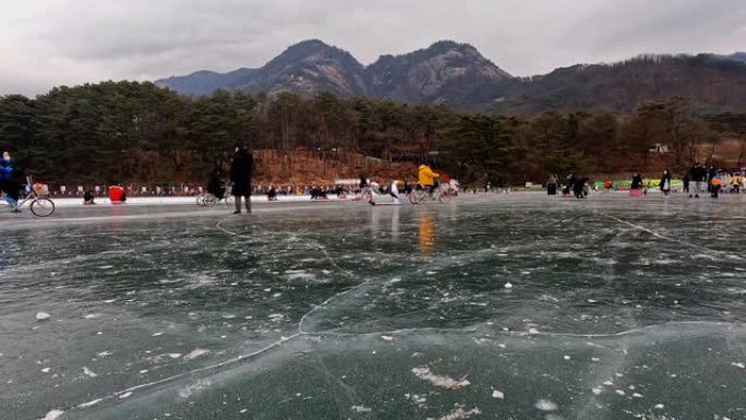 湖结冰了。户外活动的地方，如雪橇、滑冰。