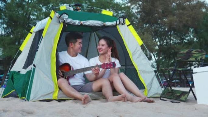 恋爱中的快乐年轻夫妇在海滩日落上用手指塑造心形，度假假期中的浪漫关系，享受旅行，在暑假或度假概念中休