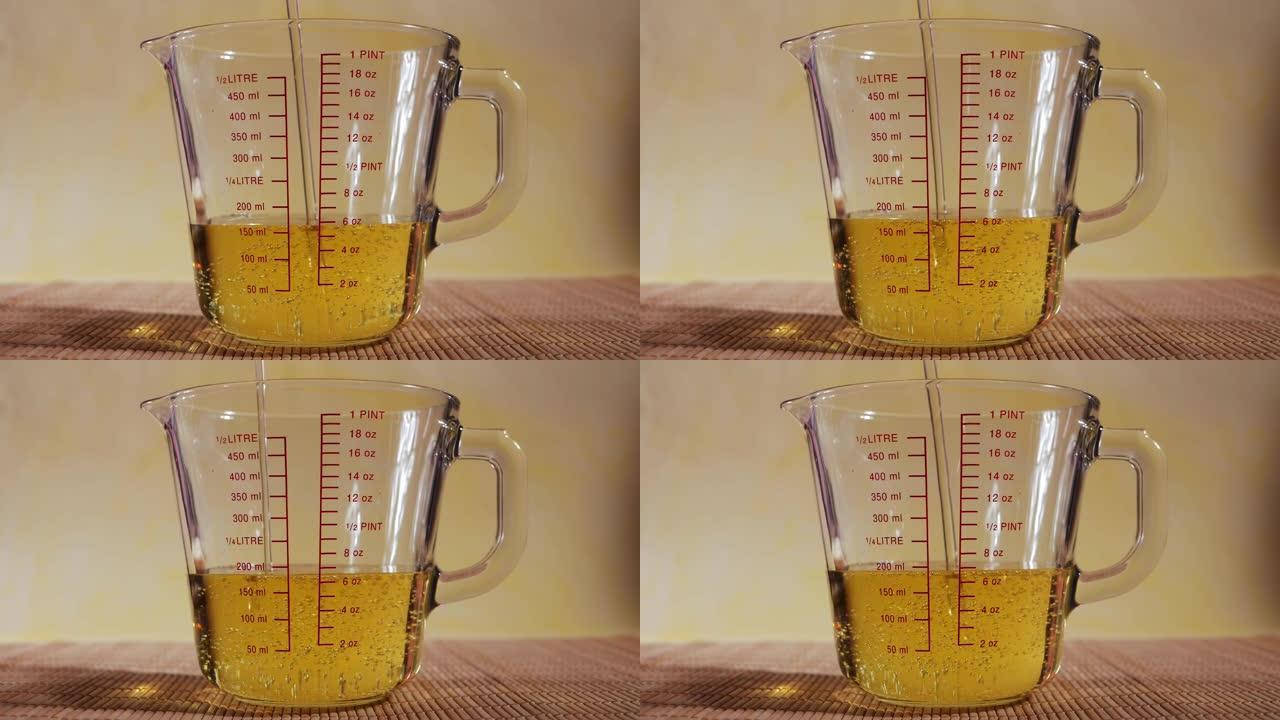 用植物油特写镜头填充测量玻璃壶