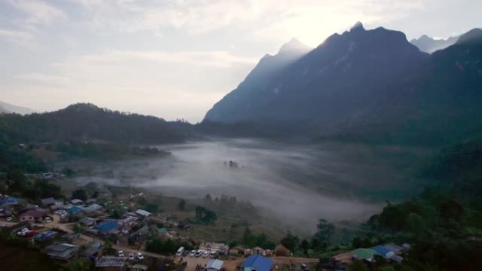 在当地部落村庄的山脉和山谷中，日出的鸟瞰图