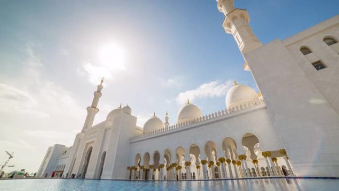 日光著名的阿布扎比大清真寺向下到顶部阳光明媚的天空全景4k延时阿联酋