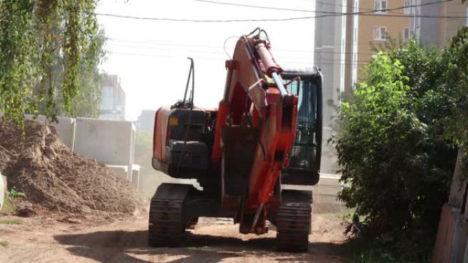 俄罗斯夏季焊接挖掘磨削铺设管道加热系统的修复