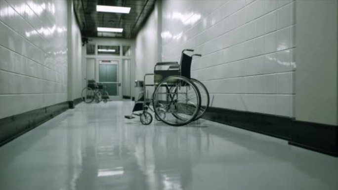 一辆废弃的轮椅在神秘的废弃医院走廊里。医疗中心走廊。神秘的医疗走廊。动画是医疗、科学和科幻背景的理想