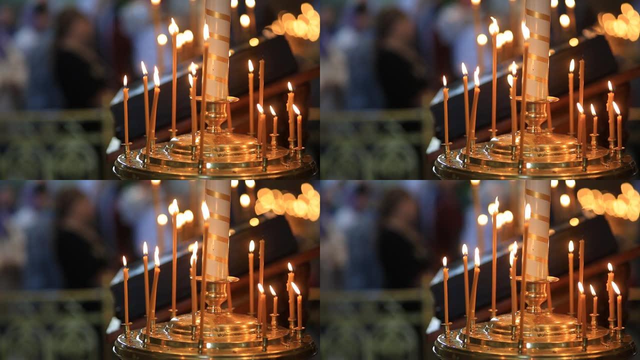 在教堂的祭坛前点燃蜡烛。为教会的教民祈祷。