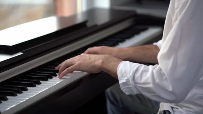 在成人钢琴课中，钢琴家在钢琴上演奏旋律。