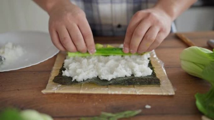 无法识别的日本人在厨房里做寿司