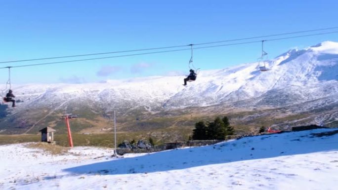 telpher缆车在冬季通过索道滑雪缆车行驶