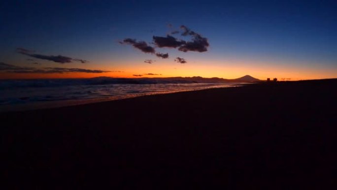 美丽的日落在海滩和富士山