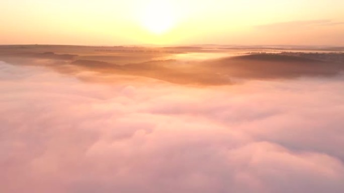 晨光下雾蒙蒙的地形的迷人全景。