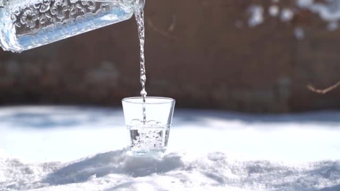 冬天的冷水纯净水晶莹剔透倒水特写