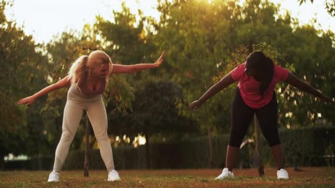 健身一起公园训练快乐女性运动