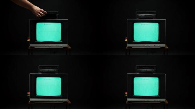 黑色背景上带有蓝屏的老式复古方形电视。老式电视，打开盒式录像机，电视设置概念，涟漪和干扰，搜索频道