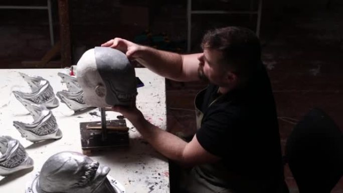 基于石膏模型的工匠造型面具。石膏模具和塑料面罩雕刻。
