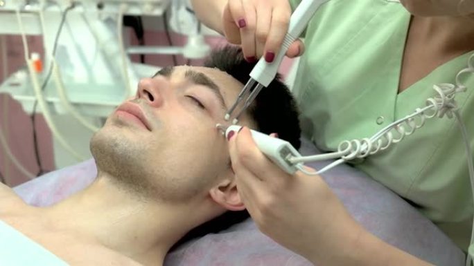 微电流治疗仪，男性面部。