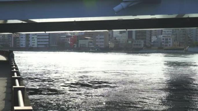 隅田川大桥和长廊。