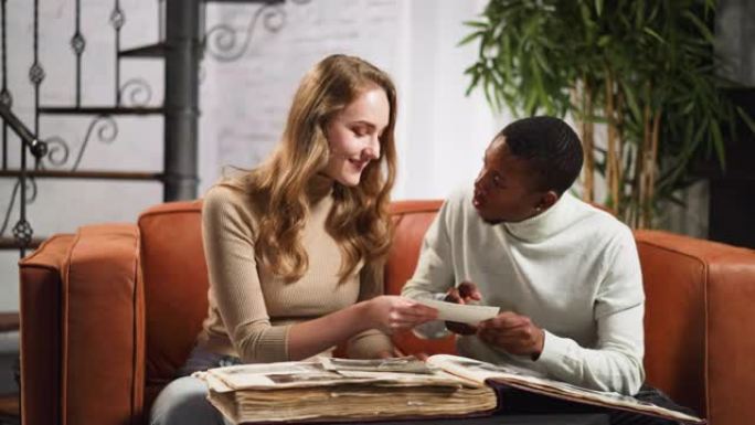 惊讶的黑人在图片上将朋友与奶奶相提并论