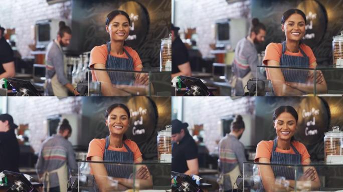 一名年轻女性在咖啡馆工作的4k视频片段