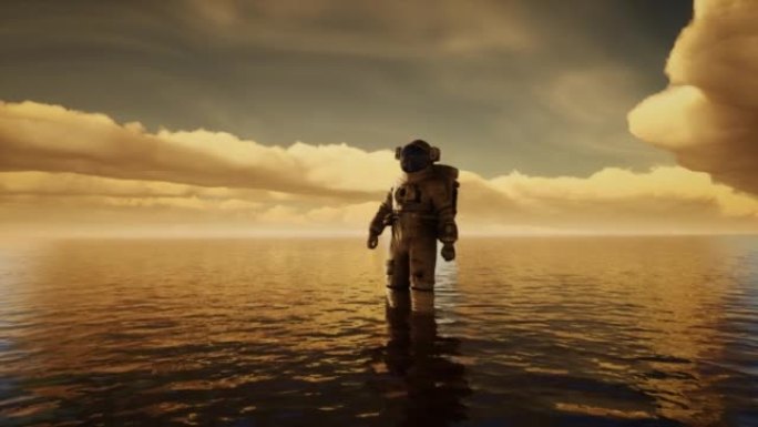 日落时，宇航员在云层下的海上