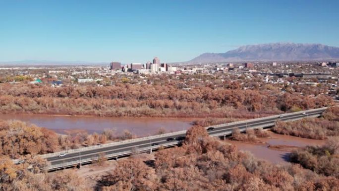 当它经过阿尔伯克基市中心时，里约热内卢Grande公路，NM