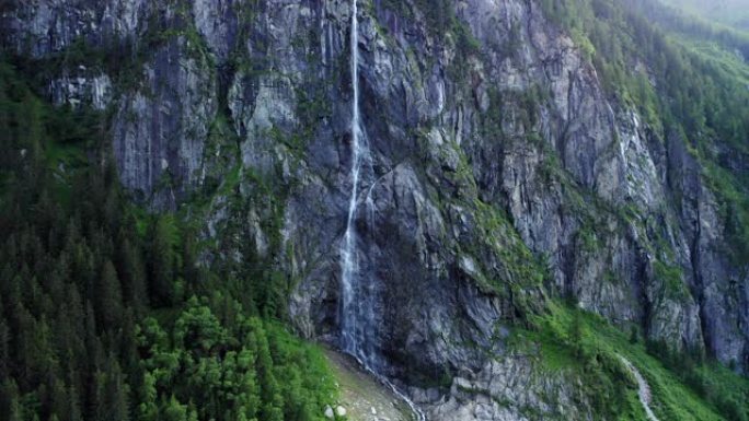 从悬崖上滑落到奥地利蒂罗尔州Stillup湖的美丽瀑布的鸟瞰图