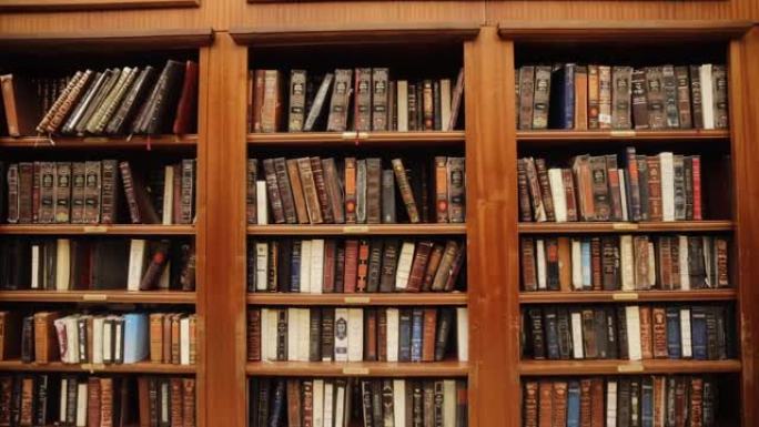 犹太教堂里的现代犹太图书馆。书架和卷。犹太图书馆的传统书籍:Torah, Talmud。犹太社区的历