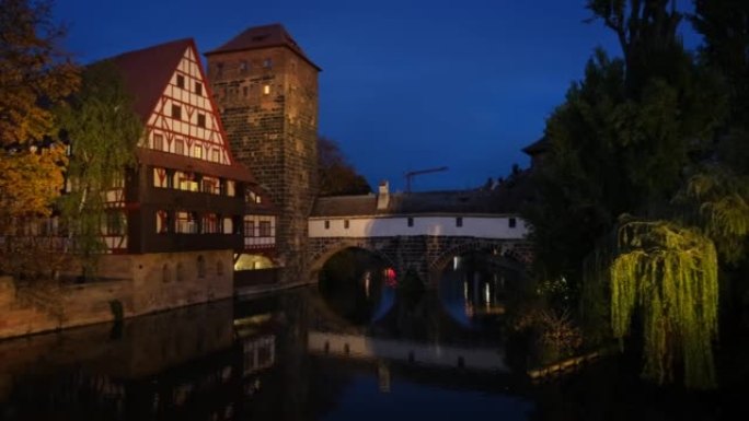 纽伦堡城市房屋和Pegnitz河河畔的Maxbrucke (马克斯桥)。德国巴伐利亚弗兰肯州纽伦堡。