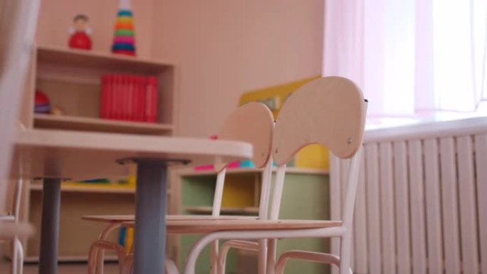 幼儿园教室带小椅子的木桌