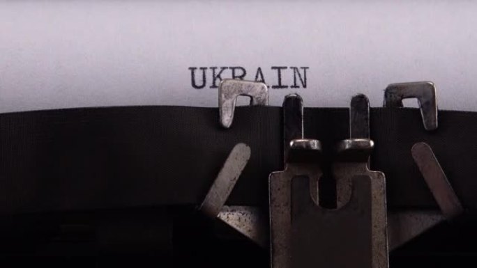 在老式打字机上打出欧洲国家的名字“乌克兰”。