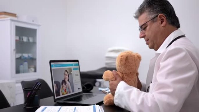 男医生在远程会诊时抱着泰迪熊