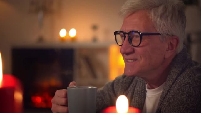微笑的老人晚上在家喝咖啡的肖像