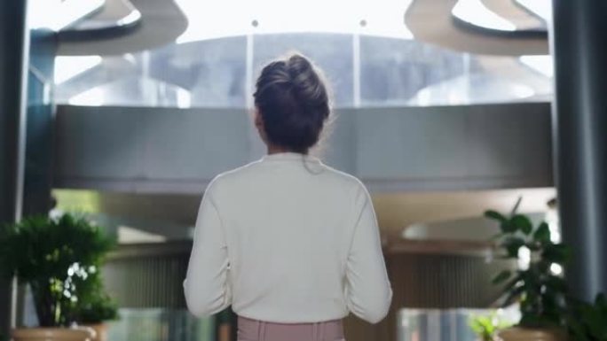 年轻的女商人走在她的公司