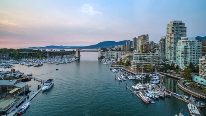 加拿大不列颠哥伦比亚省温哥华日落时福溪和现代市中心建筑上船只的延时视图