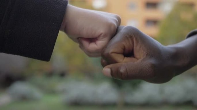 跨种族友谊的象征 -- 黑人和白人的拳头相互接触